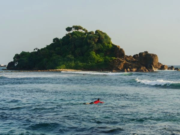 Surf nella spiaggia di Weligama, Sri Lanka 