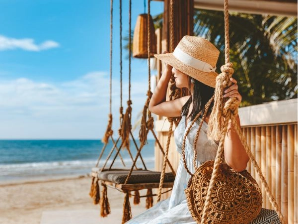 Viaggiatore donna asiatica viaggiare e rilassarsi in altalena