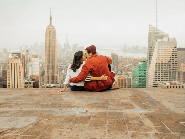 ista posteriore della coppia che si abbraccia a New York