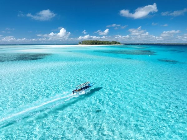L’atollo di Mnemba è spesso considerato il punto più vicino all’idea di paradiso marino incontaminato.
