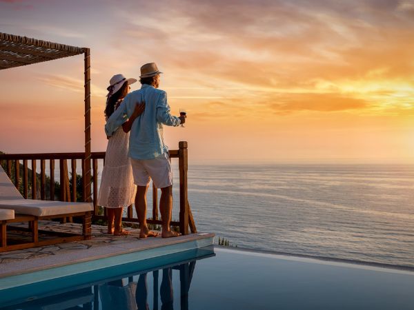 Coppia durante un viaggio di nozze in una destinazione tropicale