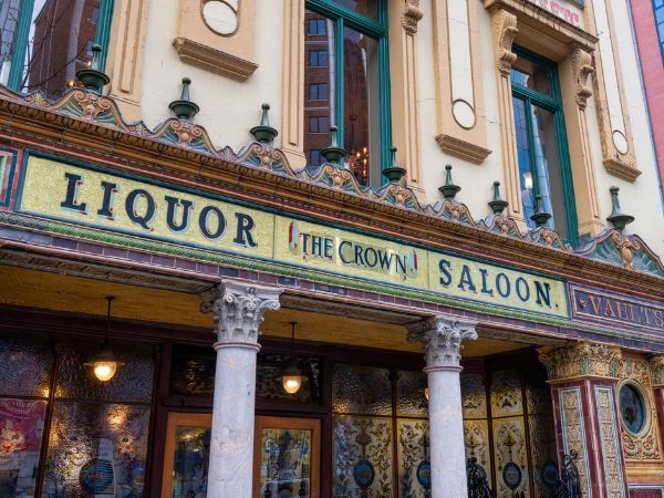 Quando si parla di pub storici di Belfast, il primo nome che emerge è il Crown Liquor Saloon.