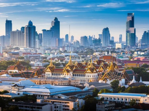 Bangkok fonde il vecchio e il nuovo questa città dagli antichi costumi che si alternano alla ipermoderintà del suo skyline