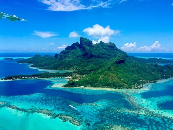 Bora Bora, lagune turchesi, spiagge paradisiache e romantici tramonti tropicali.