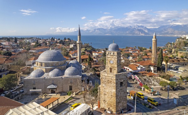 Citta-Vecchia-di-Antalya-con-la-Torre-dellOrologio-il-Minareto-Yivli-la-Moschea-Tekeli-Mehmet-Pasa-il-Mar-Mediterraneo-e-i-Monti-del-Tauro-sullo-sfondo