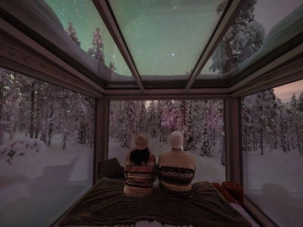 Lapponia, ammirare la meravigliosa aurora boreale stretti sotto una coperta calda sulle gambe, un berretto di lana, sciarpa, guanti e scarponi