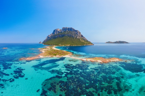 L'Isola-di-Tavolara-a-Loiri-Porto-San-Paolo-in-Sardegna.-Un-paradiso-per-gli-amanti-del-mare-che-vogliono-stare-lontani-dallo-show-off-della-Costa-Smeralda