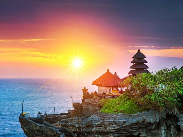 Tempio Tanah Lot, si trova su una piccola Isola della costa est di Bali