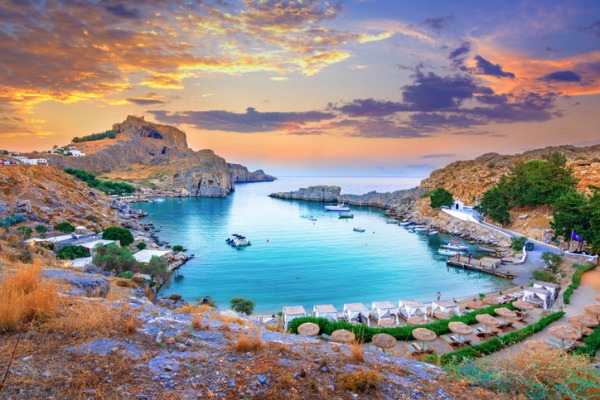 Vista-panoramica-della-baia-di-St.-Paul-con-lAcropoli-di-Lindos-sullo-sfondo-isola-di-Rodi-Grecia
