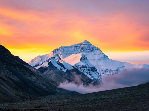 Alba sulla parete nord del Monte Everest dal monastero di Rongbuk