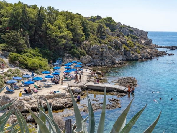 Baia di Anthony Quinn, una perla di Rodi tra acque cristalline e natura