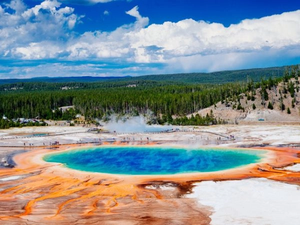 Il Parco Nazionale di Yellowstone in USA è famoso per i suoi geyser