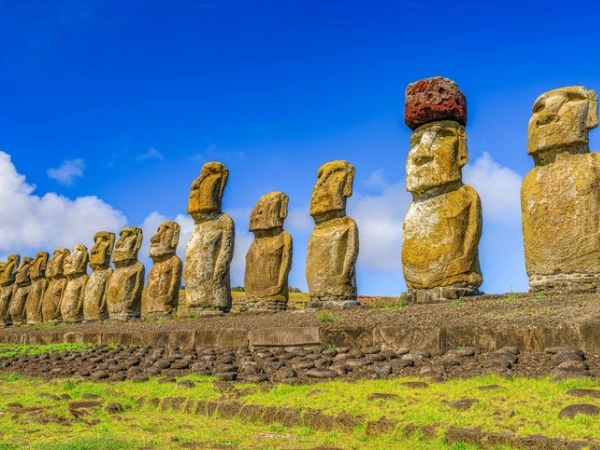 Imponente piattaforma cerimoniale con quindici maestosi moai restaurati.