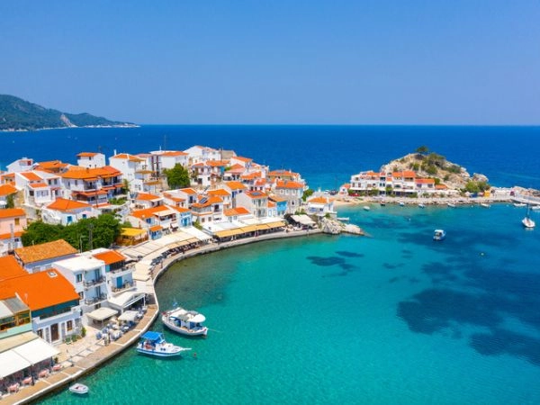 Kokkari, con il suo pittoresco porto di pescatori