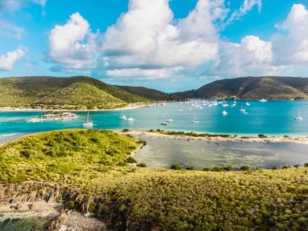 Le British Virgin Islands sono un arcipelago di isole caraibiche in parte proprietà degli Stati Uniti e parte della Gran Bretagna