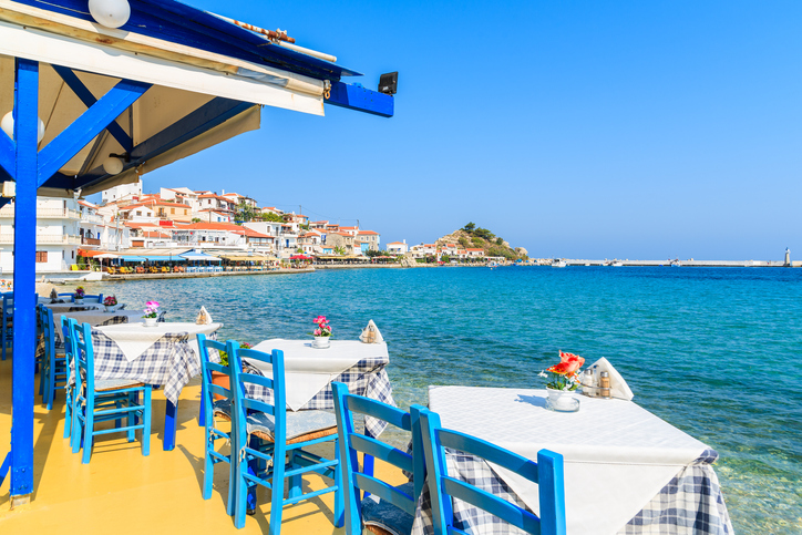 Le-tradizionali-taverne-greche-di-Kokkari-a-Samos-in-Grecia
