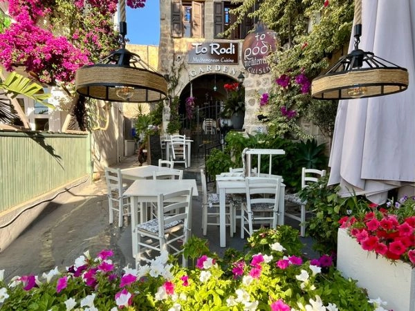 Mangiare a Rodi tra taverna, ristorante o locale sul mare