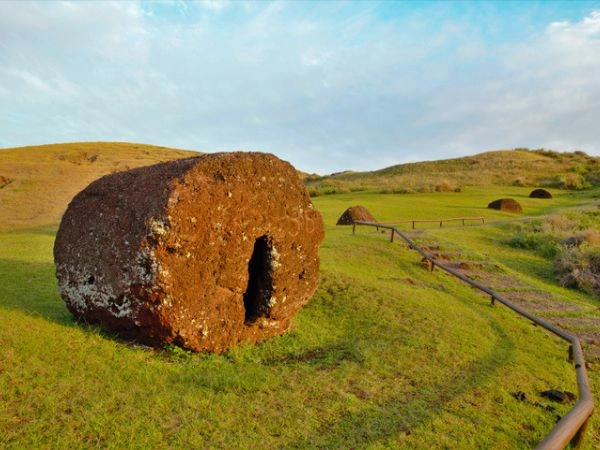 Puna Pau è la cava da cui proviene la pietra rossa per il pukao, o ciuffo, per le statue moai.