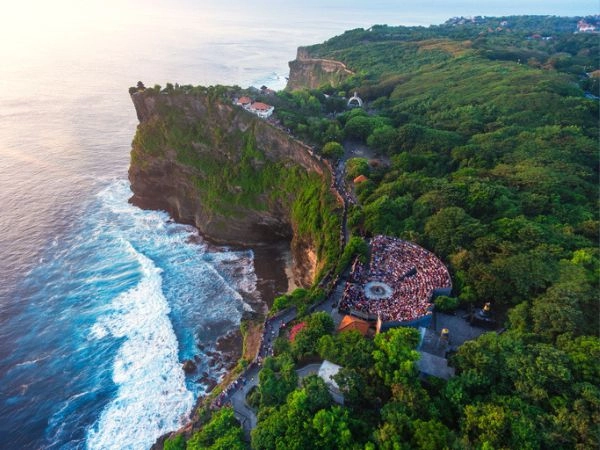visitare il tempio balinese di Uluwatu al tramonto